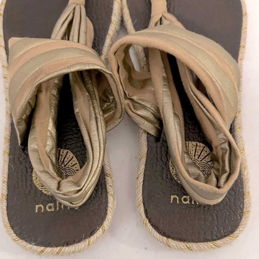 Nalho Women's GANIKA SANDAL METALLIC W SAND-GOLD Flip-Flop size 40 or 10US